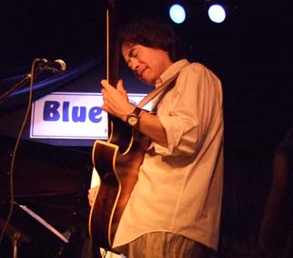 Yoshiaki Masuo at the Blue Note NY (13611 bytes)
