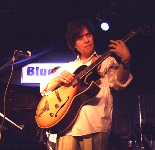 Yoshiaki Masuo at the Blue Note NY (34387 bytes)